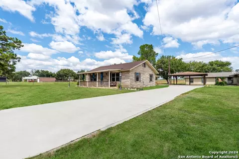 730 County Road 664, Devine, TX 78016 photo 1