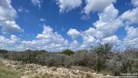 30 Palomino Hills Cir, Uvalde, TX 78801