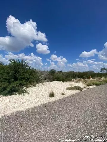 25 Friendship Hills Cir, Uvalde, TX 78801