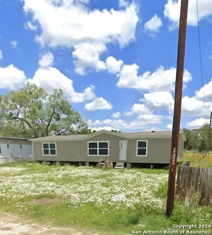 125 Live Oak, Devine, TX 78016 photo 1