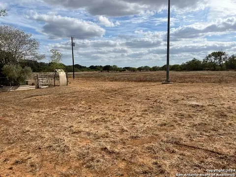 324 Pr 326, Jourdanton, TX 78064