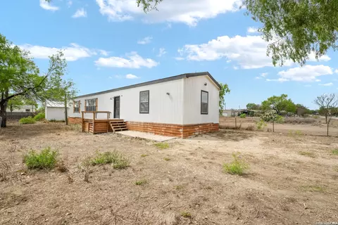 1102 Magnolia St, Jourdanton, TX 78026