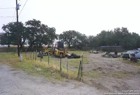 47 Viewpoint Dr, Poteet, TX 78065