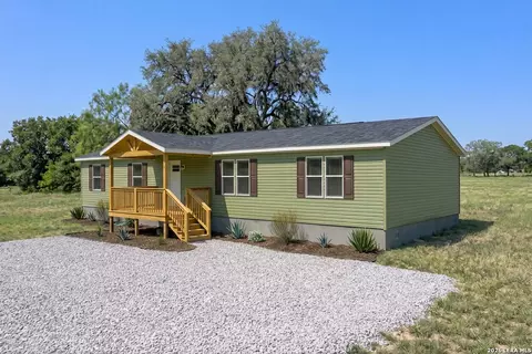 912 Swallows Ln, Seguin, TX 78155