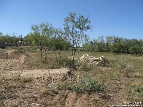 754 Cr 6843, Lytle, TX 78052 photo 3