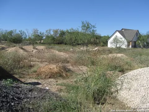 754 Cr 6843, Lytle, TX 78052 photo 2