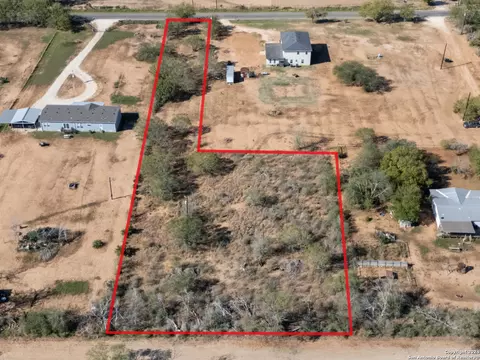 2240 County Road 5710, Devine, TX 78016