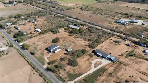2240 County Road 5710, Devine, TX 78016 photo 9