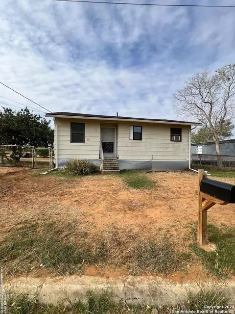 302 Sheep Hl, Dilley, TX 78017