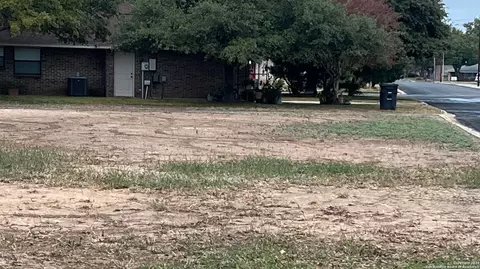 702 34th St, Hondo, TX 78861