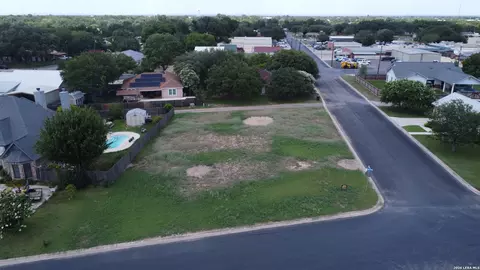702 34th St, Hondo, TX 78861