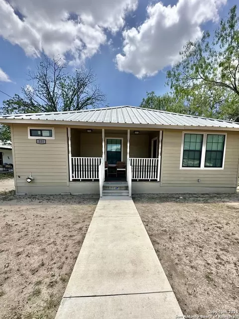 221 Chaparral St, Uvalde, TX 78801