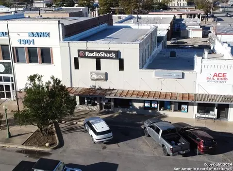 1110 18th St, Hondo, TX 78861