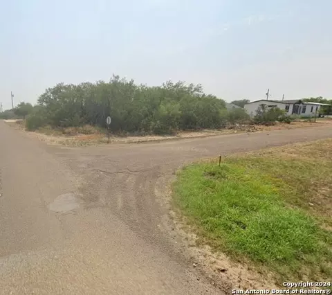 211 Hawk St, Zapata, TX 78076