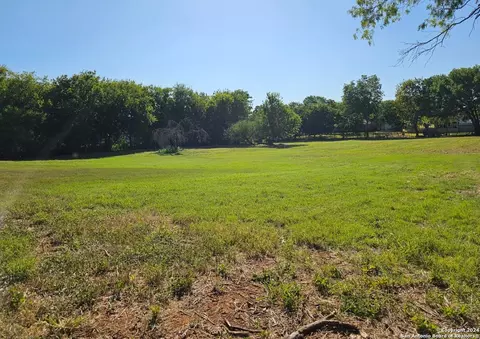 1593 11th St, Floresville, TX 78114