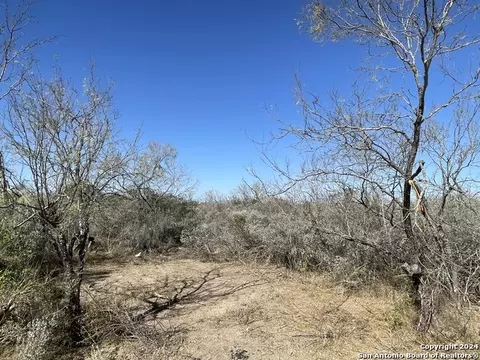 1252 Windmill Rd, Uvalde, TX 78801 photo 1