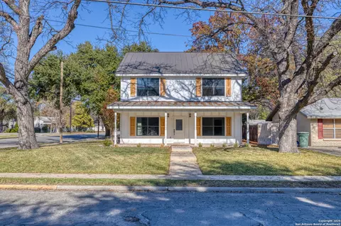 136 W Oak St, Uvalde, TX 78801