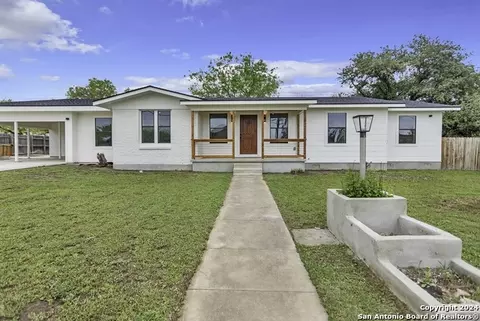 610 Brown Ave, Devine, TX 78016 photo 1