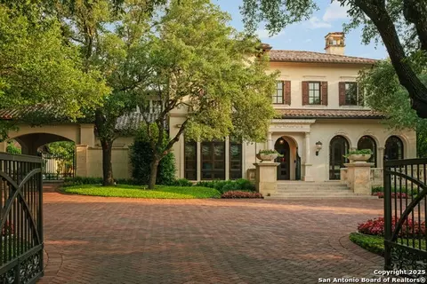200 Geneseo Rd, Terrell Hills, TX 78209