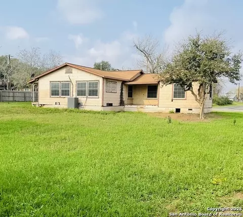 524 E St, Floresville, TX 78114
