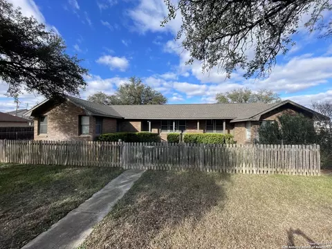 506 30th St, Hondo, TX 78861