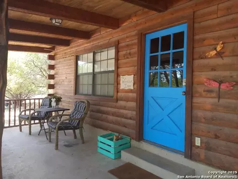 902 Mariposa Ave, Concan, TX 78838
