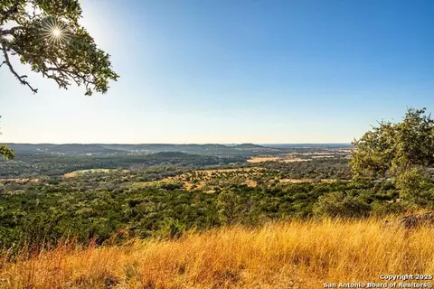 212 Sky Line Dr, Comfort, TX 78013