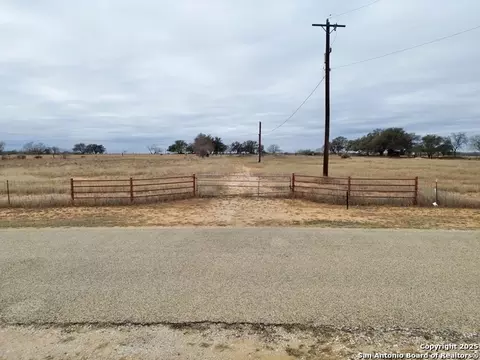 120 S Ridge Dr, Lytle, TX 78052