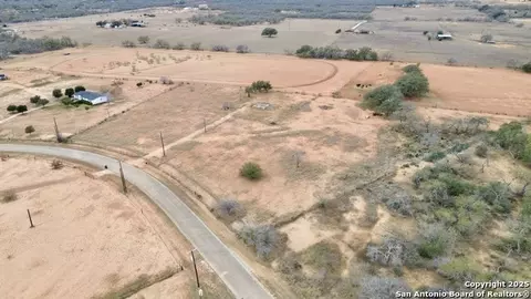 120 S Ridge Dr, Lytle, TX 78052 photo 4