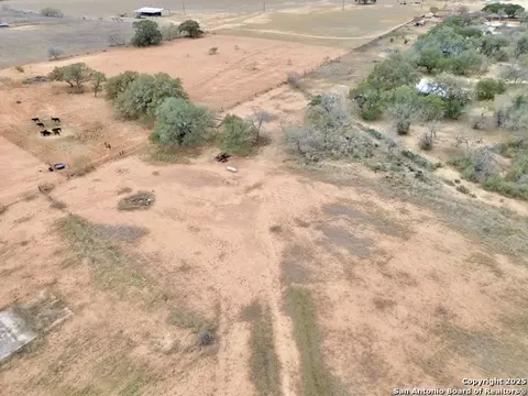 120 S Ridge Dr, Lytle, TX 78052 photo 2