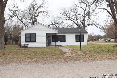 467 W Oak St, Utopia, TX 78884 photo 1