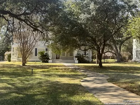 415 N Park St, Uvalde, TX 78801