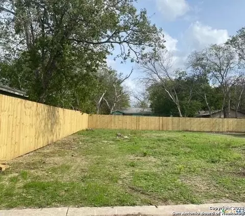 903 Liberty Ave, Seguin, TX 78155