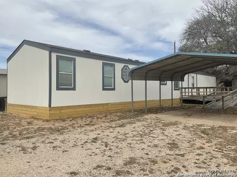 129 Live Oak Dr, Devine, TX 78016 photo 1