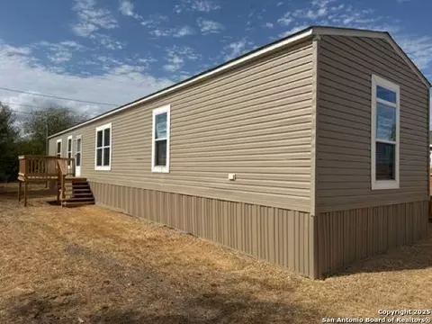 1608 Hidalgo St, Cotulla, TX 78014 photo 1