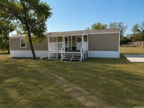 101 Villa Rdg #6, Poteet, TX 78065