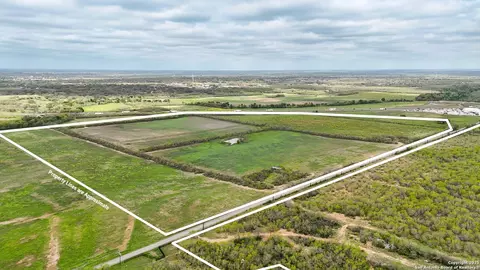 View/Area - 1001 S Ih 35, Devine, TX 78016 photo 1 of 3