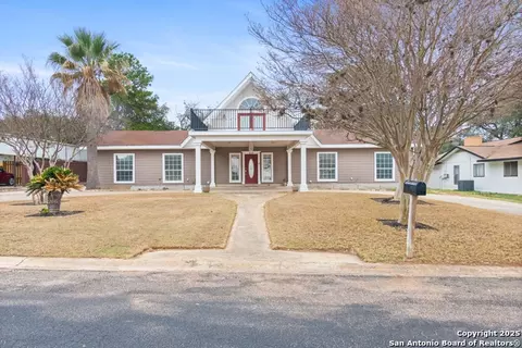 229 W Malone Dr, Devine, TX 78016 photo 1