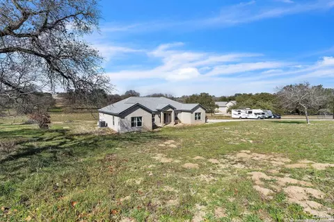 254 Broken Arrow, Floresville, TX 78114