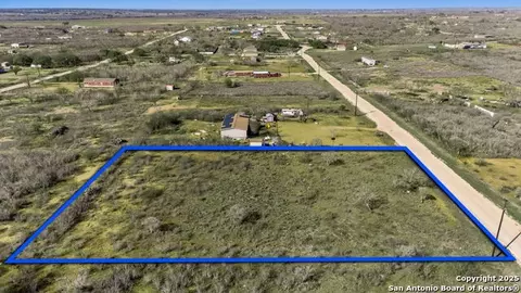 167 County Road 2665, Moore, TX 78057 photo 3