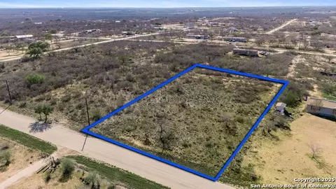 167 County Road 2665, Moore, TX 78057 photo 5