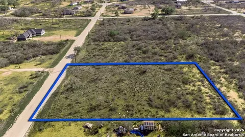 167 County Road 2665, Moore, TX 78057 photo 2
