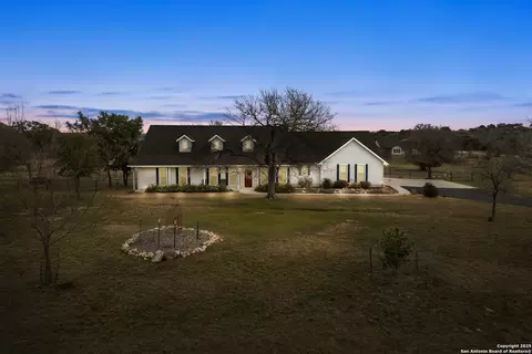 106 Abierto Cove Dr, Blanco, TX 78606