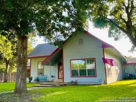 205 S San Antonio, Sabinal, TX 78881