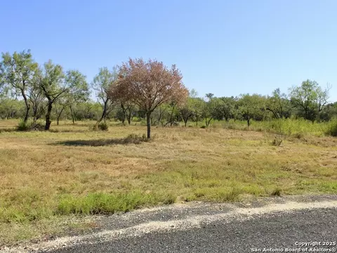 189 E Medium Meadow Dr, Lytle, TX 78052 photo 3