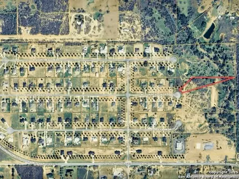 189 E Medium Meadow Dr, Lytle, TX 78052 photo 2