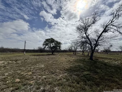 115 County Road 779, Devine, TX 78016