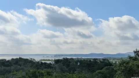 809 Lakebreeze Dr, Canyon Lake, TX 78133