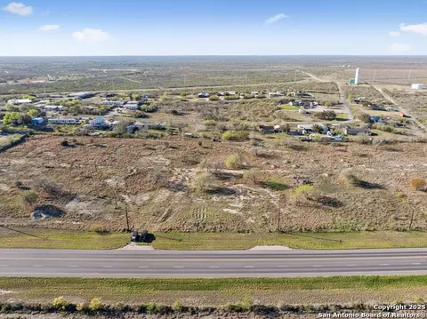 3187 Hwy 72, Three Rivers, TX 78071