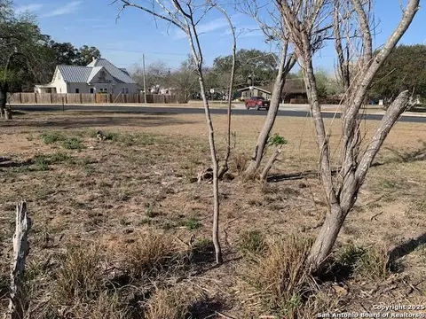 407 Wilson Dr, Devine, TX 78016 photo 2